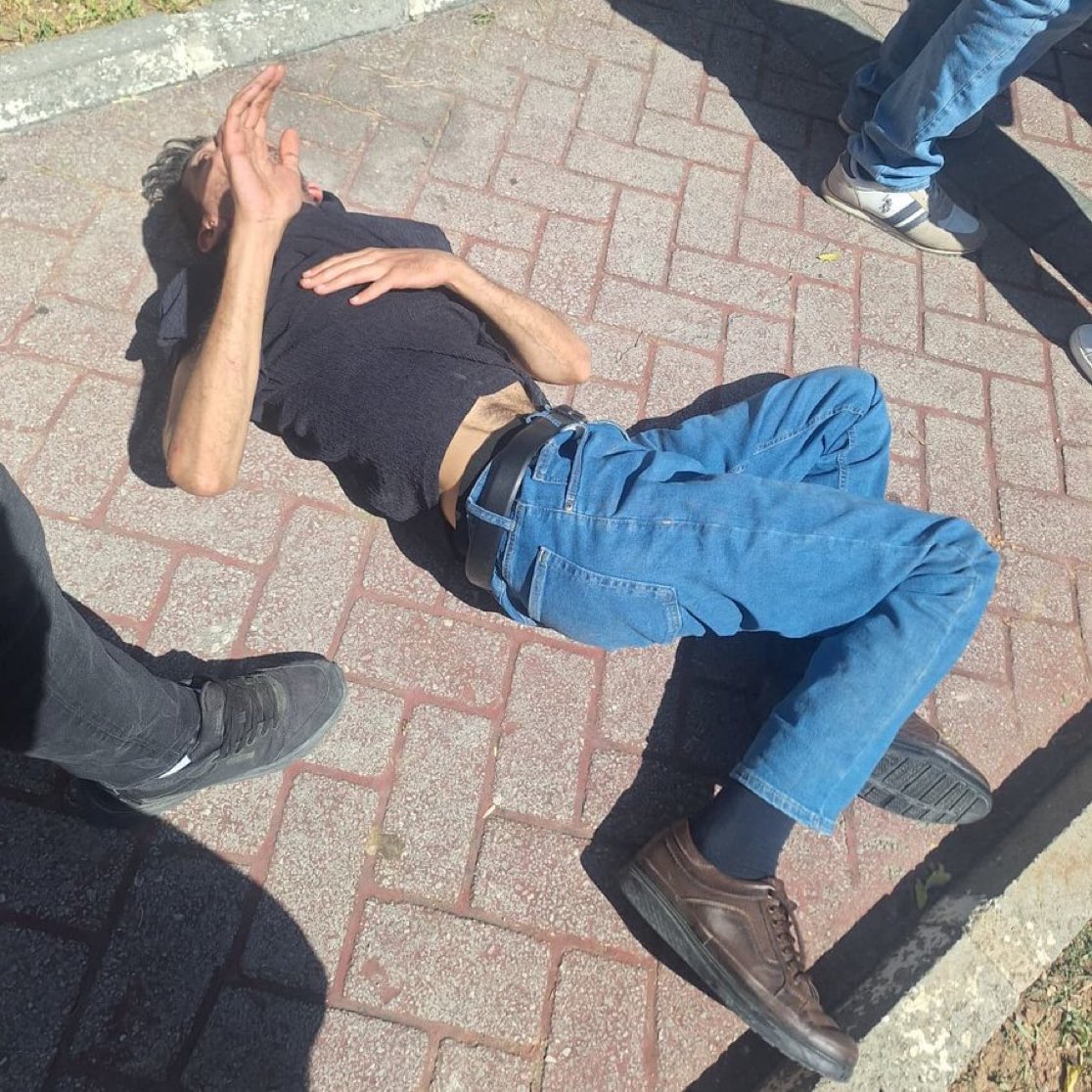 Ankara'da kız çocuğunu taciz ettiği iddia edilen bir şahıs, vatandaşlar tarafından dövüldü.