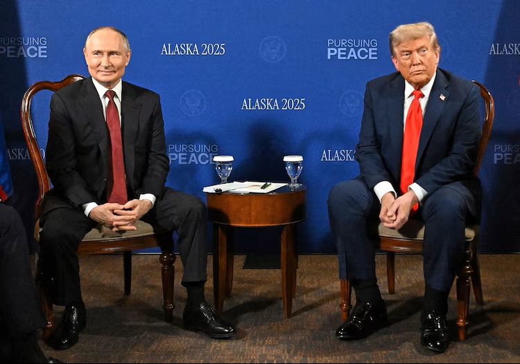 🇺🇸🇷🇺 ABD Başkanı Trump Putin'e Eşinin Kaçırılan Çocuklar Hakkındaki Mektubunu Teslim Etti

▫️ ABD Başkanı Donald Trump, Rusya Devlet Başkanı Vladimir Putin'e Alaska zirvesinde eşi Melania Trump'ın kaçırılan Ukrayna çocukları hakkındaki kişisel mektubunu elden teslim etti.

▫️