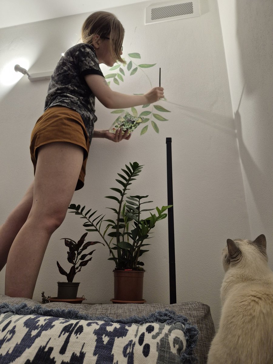 Здесь <a href="/uricedamericano/">GODDAMN IT | beth🇺🇦</a> учит Лолу рисовать на стенах.