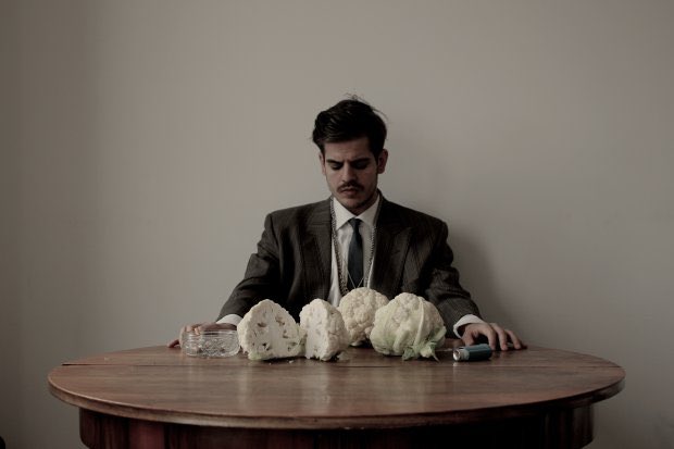 2020_loading's tweet image. Podczas koncertu na Bittersweet Festival Taco Hemingway po raz pierwszy w historii wykonał cały ,,Trójkąt Warszawski”! 🚨

W trakcie wykonywania utworów z ,,Trójkąta” Filipowi towarzyszyli tancerze, którzy odgrywali poszczególne scenki z albumu, a on sam przebrany był w strój