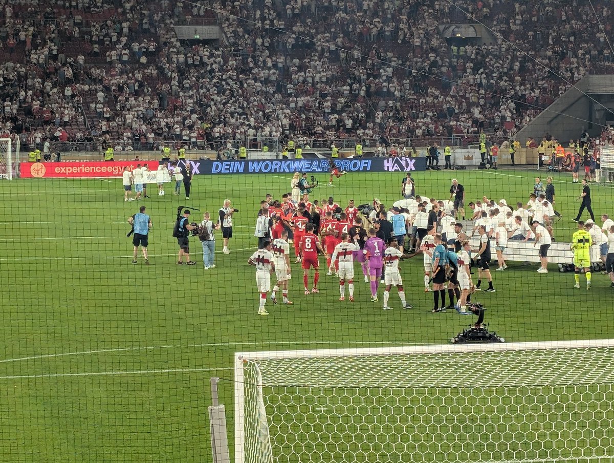Der #VfB verpasst erneut den Gewinn des #Supercup. Der späte Anschlusstreffer von #Leweling kann nicht über einen lange ängstlichen und unstrukturierten Auftritt hinwegtäuschen 

Wie ist Eure Meinung zu #VfBFCB?