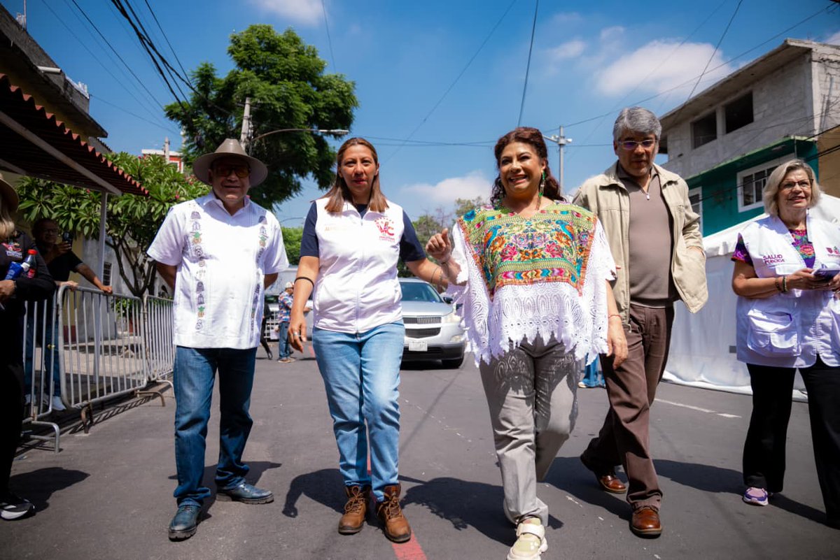 ClaraBrugadaM's tweet image. Desde el primer minuto de la emergencia por las lluvias hemos estado presentes recorriendo la zona, realizando censos y brindando apoyo con comida y resguardo. Hoy regresamos con ayuda directa porque las familias no están solas, cuentan con sus gobiernos y con la alcaldesa…