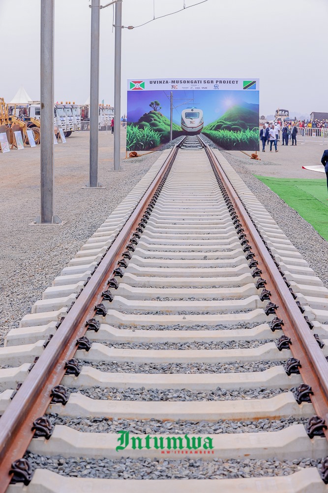 IntumwaNews's tweet image. La date du 16 août 2025 restera une date historique pour le #Burundi. À #Musongati, province de #Burunga, le Président de la République, Son Excellence @GeneralNeva, et le Premier ministre de la Tanzanie, Son Excellence Kassim Majaliwa, ont officiellement lancé les travaux de