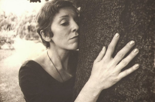 Bilmem ki bu yaşımda ne oluyor bana 
İçimde ince ince bir çocuk ağlaması..

Tomris Uyar