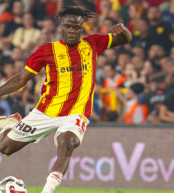 Süper Lig 2. haftasında İzmir'de oynanan maçta Göztepe ile Fenerbahçe, 0-0 berabere kaldı. Maçta 3 kırmızı kart, 1 kaçan penaltı var.

🟡🔴61' Juan Santos
🟡🔴65' İsmail Köybaşı (SD)
🟡🔴86' Oosterwolde
❌90+5' Talisca (P)

Gol Beklentisi 0.55/1.92
Topa Sahip Olma %40/%60
Toplam