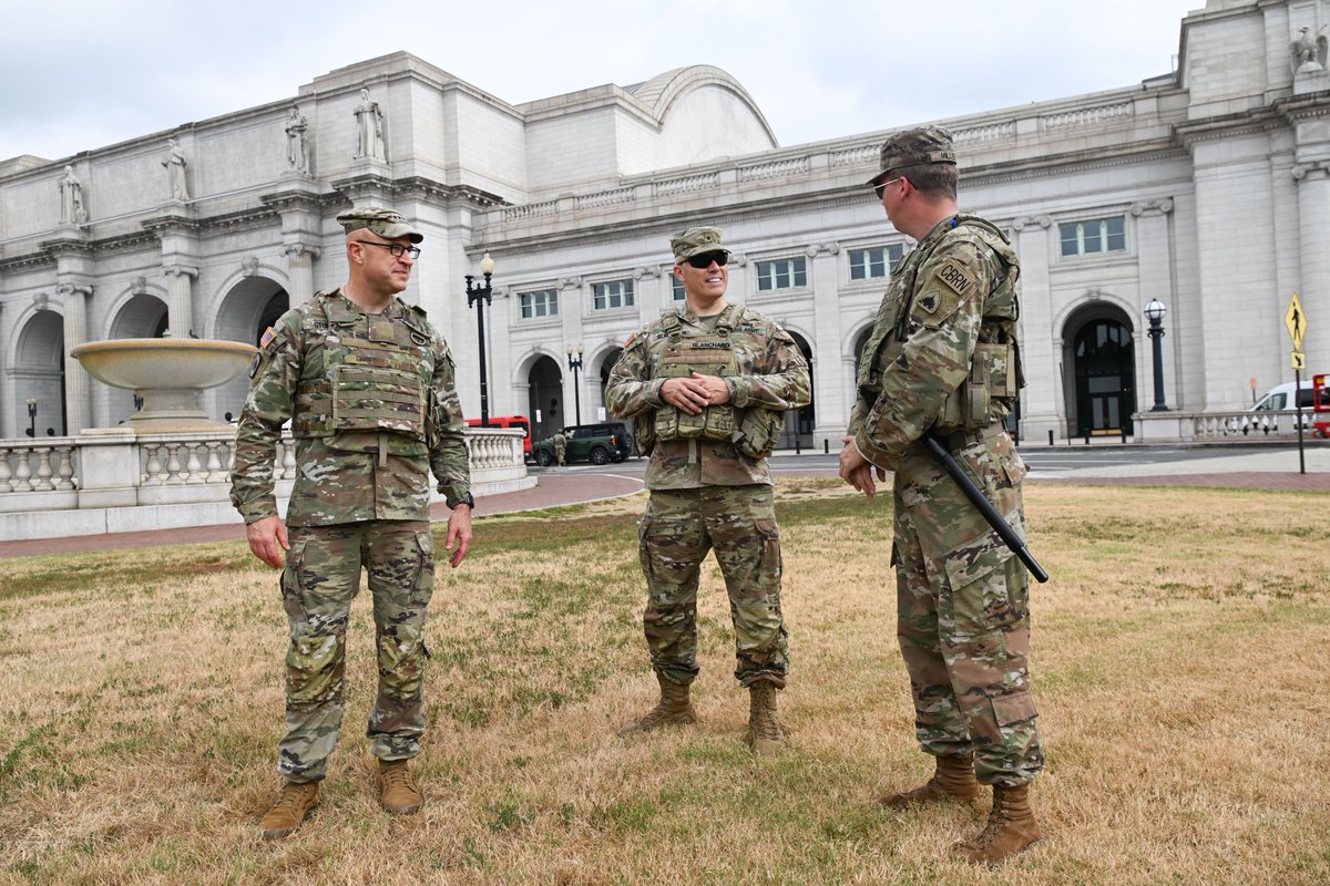 DCGuard1802's tweet image. #Purpose, #professionalism, and #prepared!

Today, LTG Jonathan M. Stubbs, Director of the Army National Guard, and BG Leland D. Blanchard II, Commanding General (Interim) of the District of Columbia National Guard, visited service members and civilians on the National Mall.
