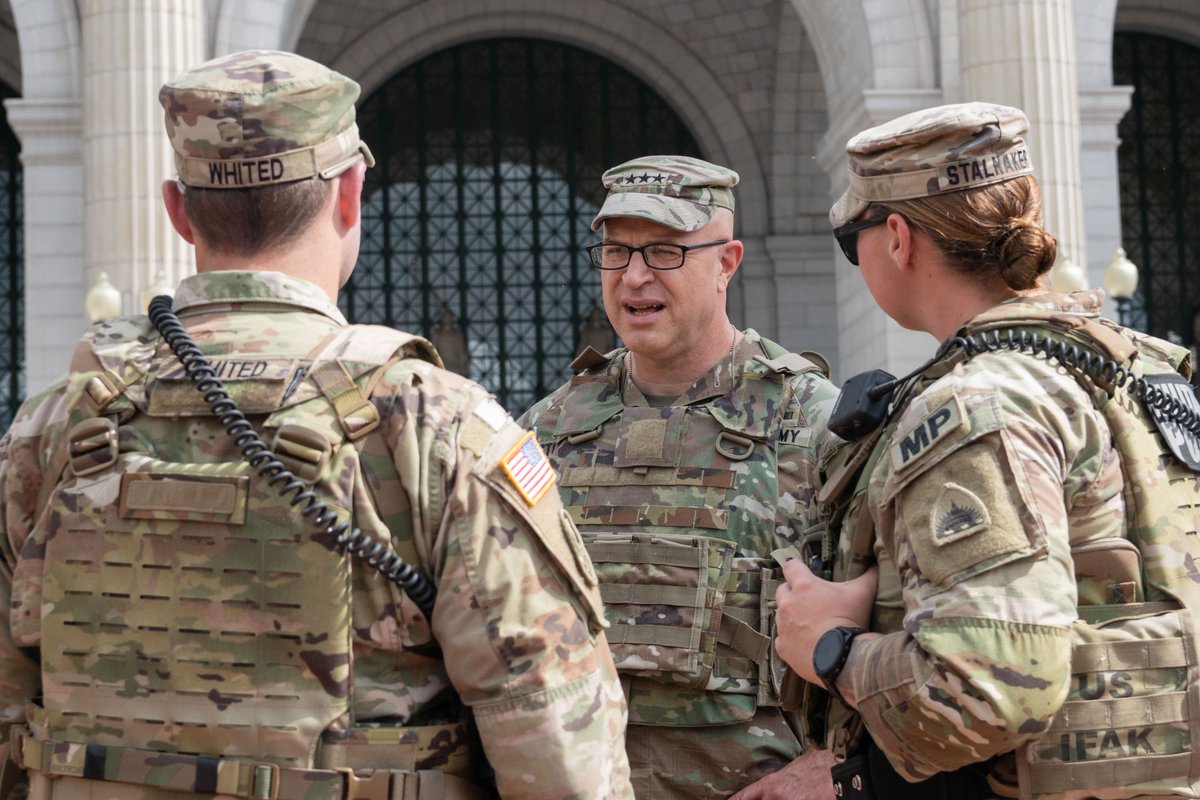 DCGuard1802's tweet image. #Purpose, #professionalism, and #prepared!

Today, LTG Jonathan M. Stubbs, Director of the Army National Guard, and BG Leland D. Blanchard II, Commanding General (Interim) of the District of Columbia National Guard, visited service members and civilians on the National Mall.