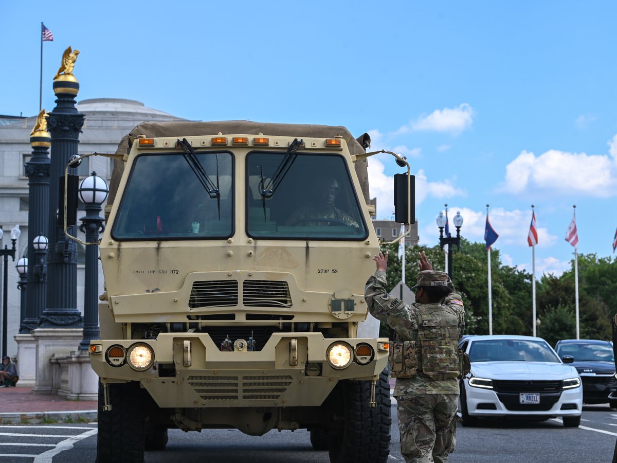 DCGuard1802's tweet image. #Purpose, #professionalism, and #prepared!

Today, LTG Jonathan M. Stubbs, Director of the Army National Guard, and BG Leland D. Blanchard II, Commanding General (Interim) of the District of Columbia National Guard, visited service members and civilians on the National Mall.