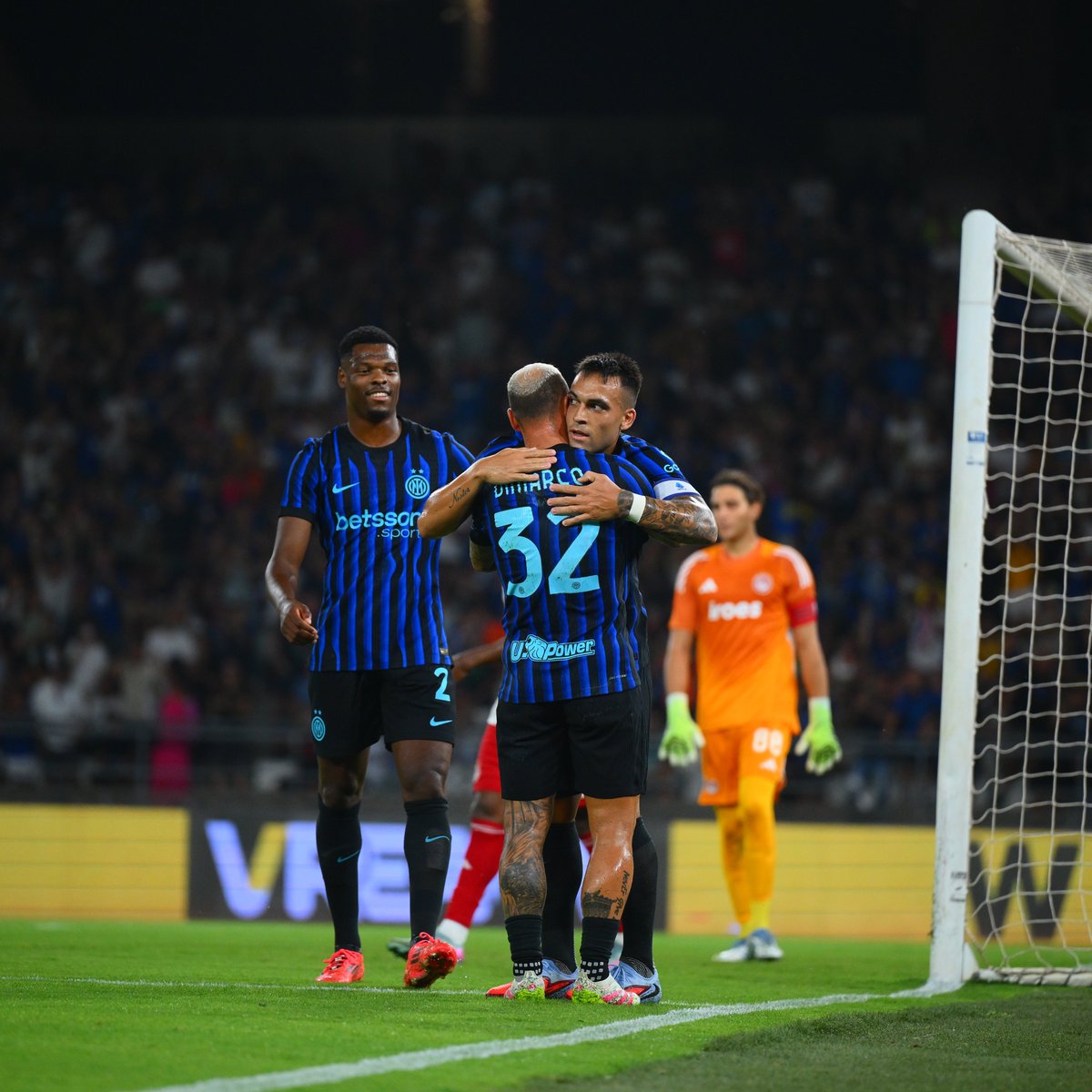 1️⃣0️⃣ + 3️⃣2️⃣ 🟰 ⚽️

#ForzaInter #InterOlympiacos
