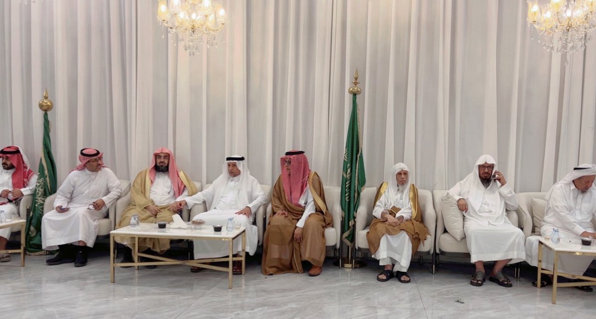 احتفل الأستاذ أحمد بن ظافر بن صافي الحذيفي بعقد قِران إبنه المهندس (عبدالمجيد) على إبنة رجل الأعمال الأستاذ عبدالرحمن بن محمد الحذيفي (أبوهاني) بقاعة التوت بمدينة الطائف 
بحضور الأهل والأقارب والأصدقاء 
بارك الله لهما وبارك عليهما وجمع بينهما في خير
الف مبروووووكـ
