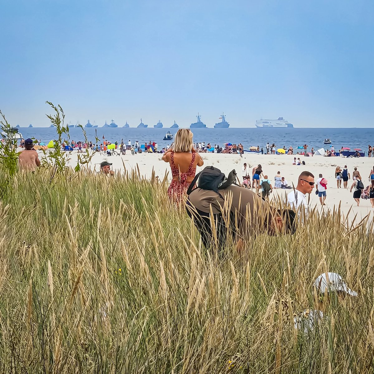 Pogoda dopisała. Parada Morska widoczna z Helu. Fot. Paweł Kocot.