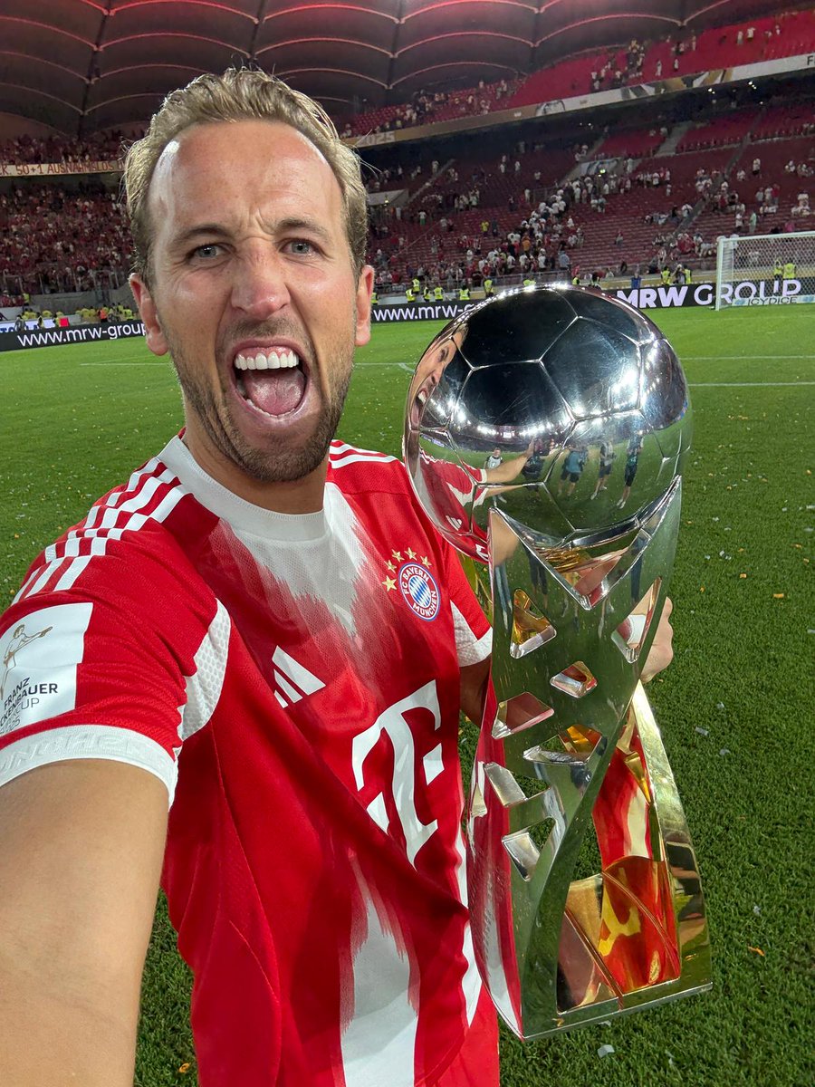 Harry Kane + Trophy = 🫶

#MiaSanMia #FCBayern #Supercup <a href="/HKane/">Harry Kane</a>