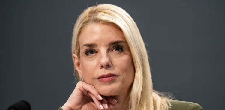 Pam Bondi decided that a Saturday would be a good day to go shopping at the Carlyle Wegman’s store in Alexandria, Virginia with all her Secret Service detail and the customer s weren’t having it and told her off! They told her to go home,she was an embarrassment,Booed her too! 😁