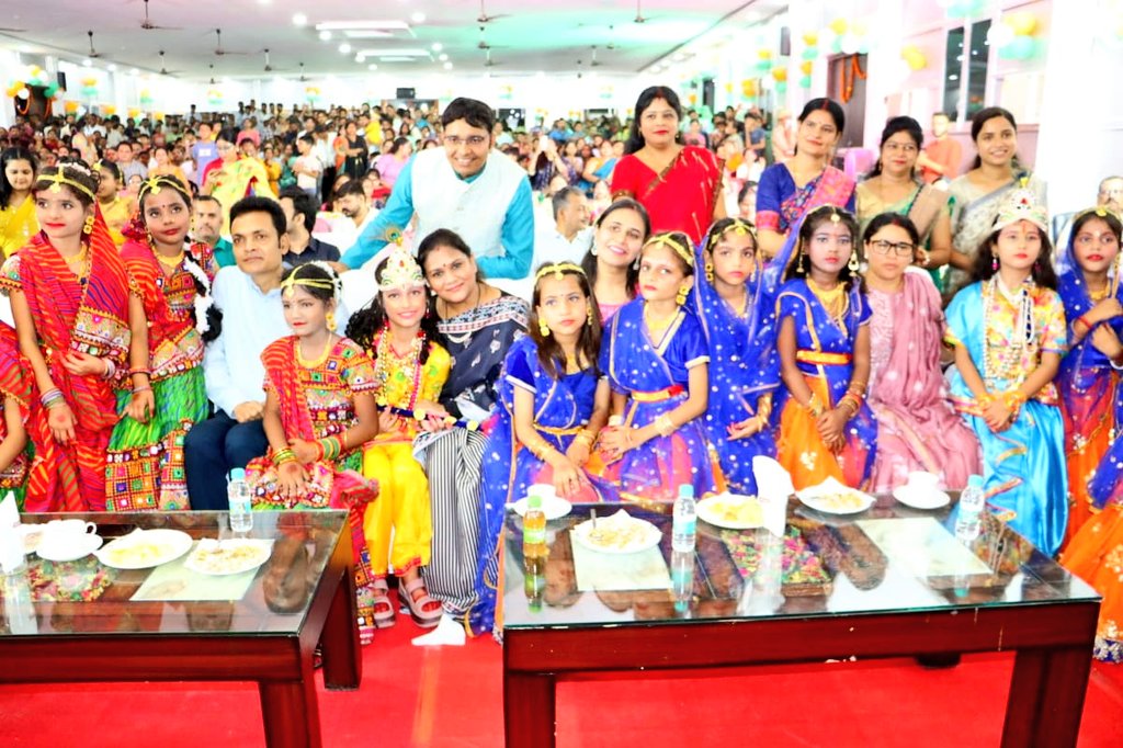 #श्री_कृष्ण_जन्माष्टमी के अवसर पर आयुक्त देवीपाटन,@igdevipatan,<a href="/dmgonda2/">DM Gonda</a> व #SPGonda श्री विनीत जायसवाल की उपस्थिति में रिजर्व पुलिस लाइन गोण्डा में विभिन्न स्कूलों से आए बच्चों द्वारा सांस्कृतिक कार्यक्रम आयोजित कर हर्षोल्लास के साथ मनाया जा रहा है पर्व तथा किया जा रहा भजन-कीर्तन