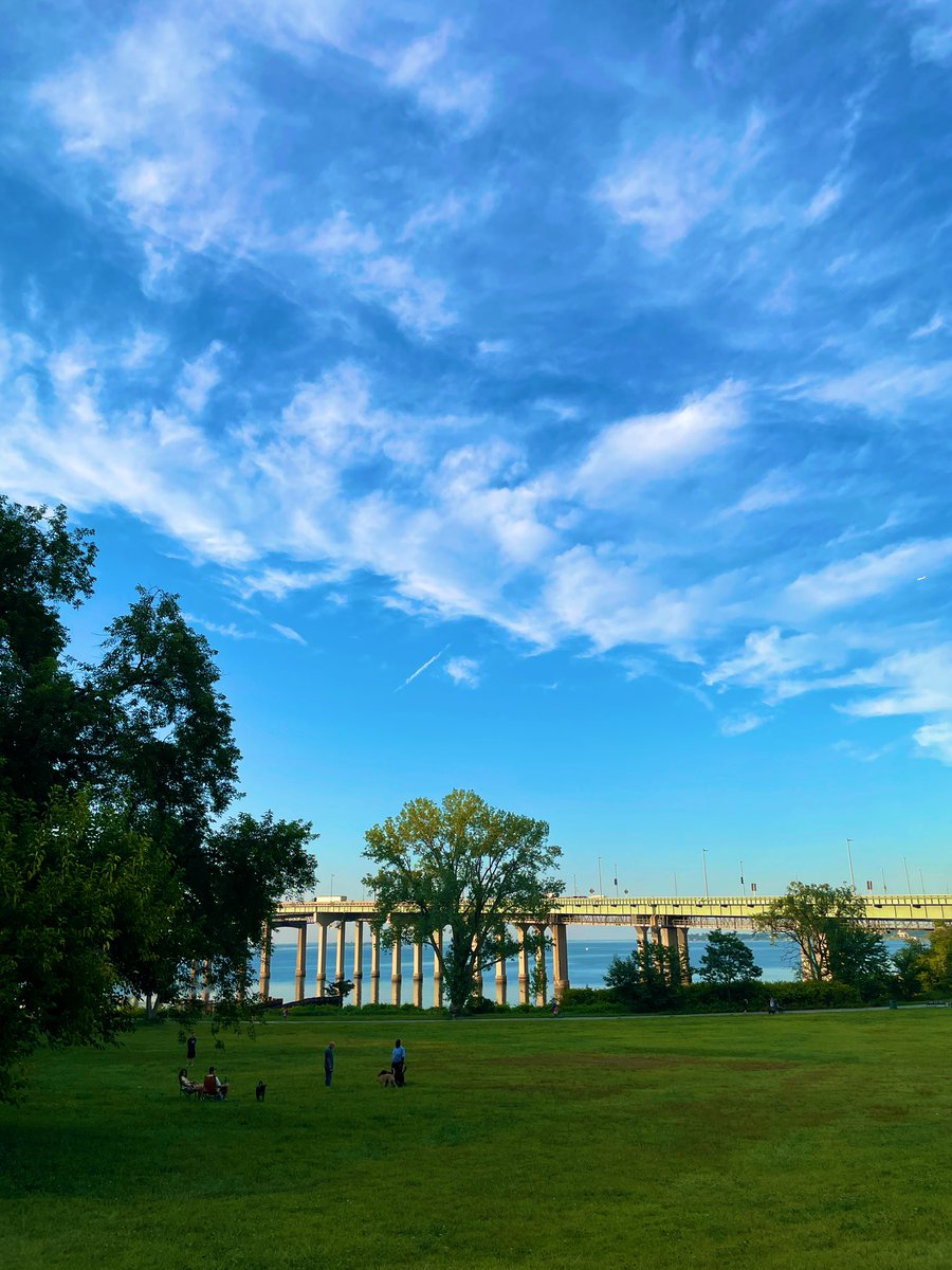 모닝 뉴욕만보-러닝-새 신을 신고 뛰어보자잉~

공복 21시간 하고 러닝 🏃

일년전에 세일해서 산 나이키 27C
뒷꿈치는 편함, 앞쪽은 쿠션이 더 있었으면 좋을뻔!  3.5/5 점 😝

뛰면서 땀을 많이 흘려 얼굴에 선블락크림이 다 날아갔을거예요.  기미가 더 많이 생겨났을듯 ㅋㅋ 🤣 그래도 뛰어야죠.