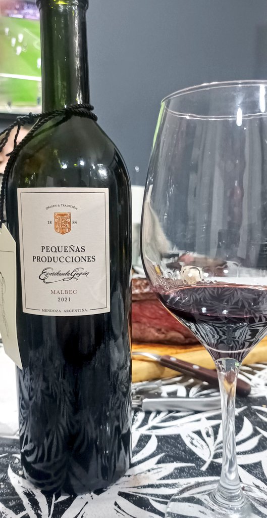 Polos opuestos en otra noche de vinos con <a href="/matigro/">matigro</a>. Grata sorpresa ese Marselán panza verde que nos duró un suspiro, y cuatro añitos bien llevados para un malbec impecable de <a href="/Escorihuelag/">Escorihuela Gascón</a>.