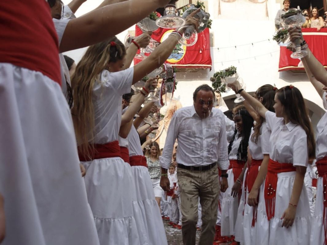 La Festa de Sant Roc d'Arenys de Mar manté viva la memòria i la cultura popular del país.

Emociona veure la força de tradicions com els macips i la Dansa d'Arenys, amb una gran implicació dels joves arenyencs que prenen el relleu de les anteriors generacions amb orgull i passió.
