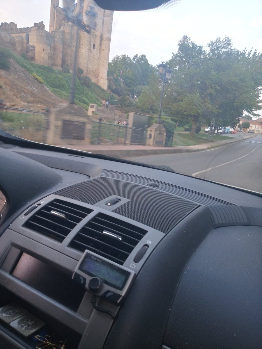 Llegando a casa ..
El Castillo del pueblo..
Buenas noches y un feliz descanso ...⭐⭐⭐🌌🌌