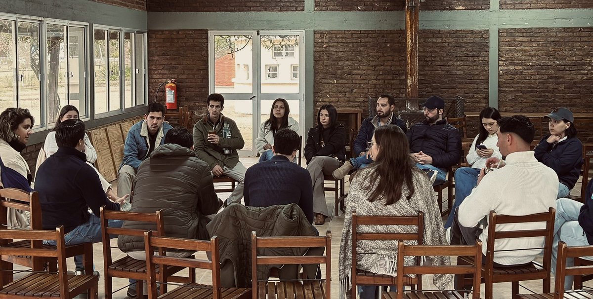 𝗘𝗡𝗧𝗥𝗘 𝗕𝗟𝗔𝗡𝗖𝗢𝗦 ⚪️🔵 
Uno de los objetivos de “LO QUE NOS UNE” es abrir un espacio de autocrítica, intercambio y aportes desde cada departamento, para UNIDOS seguir construyendo el <a href="/PNACIONAL/">Partido Nacional</a> que queremos y el 🇺🇾 que soñamos.