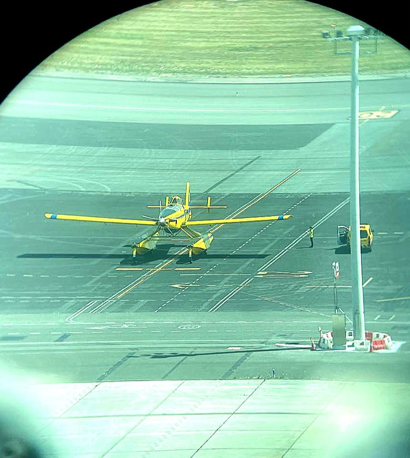 Para los que dicen que son avionet@s 
En esta foto se aprecia la diferencia de tamaño con el coche y la persona.
Este avion es un arma de precisión contra los incendios.
Rápido,  ágil  y muy eficaz.