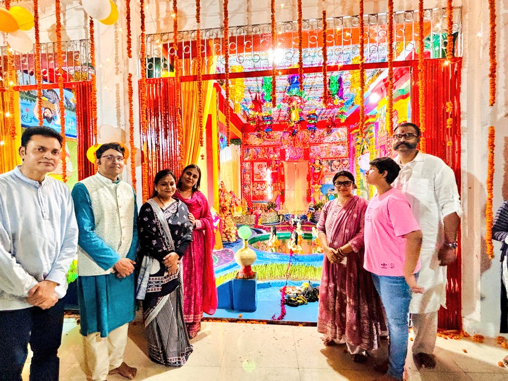 #श्री_कृष्ण_जन्माष्टमी के शुभ अवसर पर #SPGonda श्री विनीत जायसवाल व श्रीमती  डॉ. तन्वी जायसवाल द्वारा पुलिस लाइन गोंडा में हर्षोल्लास से आयोजित भक्ति भजन कार्यक्रम के पश्चात पुलिस लाइन स्थित मंदिर में विधि विधान से पूजन-अर्चन कर सभी के सुख समृद्धि एवं खुशहाली की प्रार्थना की-