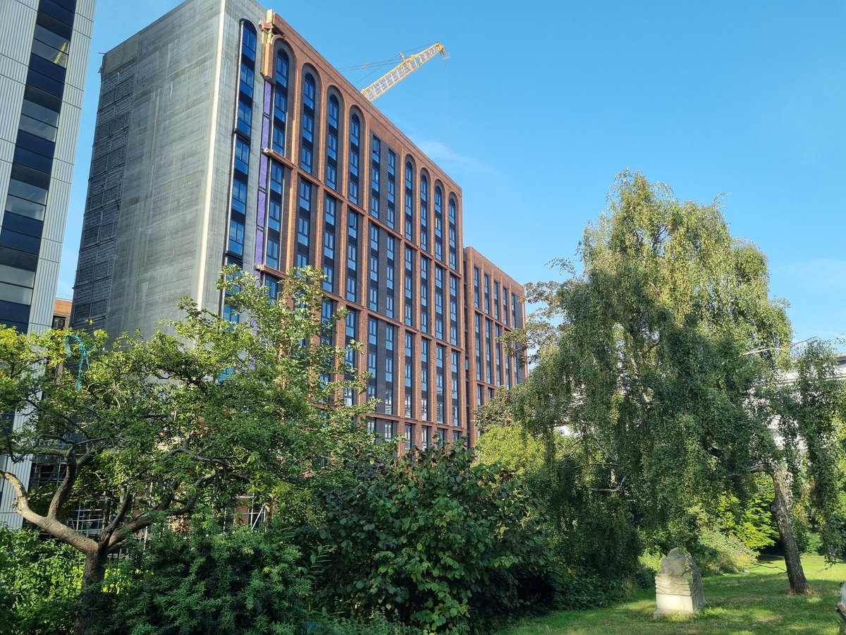 bendigonotts's tweet image. The new Bendigo Building on Bath Street towers over St Mary&apos;s Rest Garden and the memorial over Bendigo&apos;s grave. It is a £70m 13 storey tower with 752 rooms. The bricks are typical Nottingham red colour with contrasting blue. 
#Nottingham  #bathstreet #modernnottingham