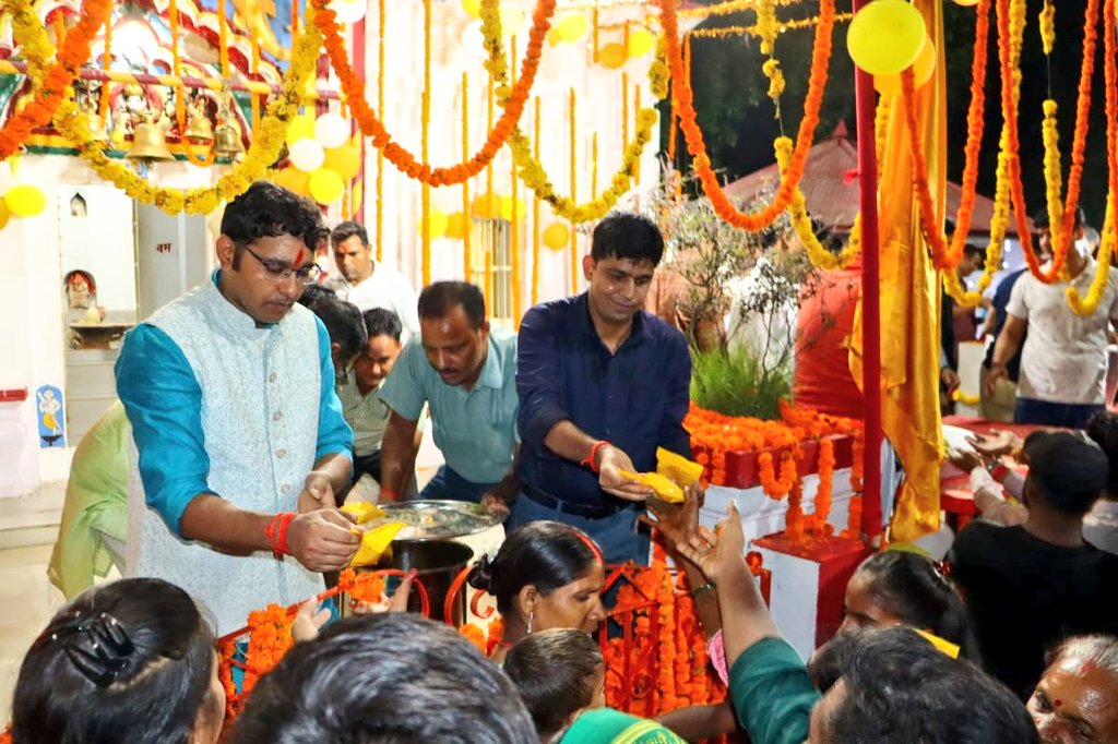 #श्री_कृष्ण_जन्माष्टमी के शुभ अवसर पर पूजन के पश्चात #SPGonda श्री विनीत जायसवाल द्वारा श्री कृष्ण जन्माष्टमी पूजन में पुलिस लाइन आए हुए श्रद्धालुओं को प्रसाद वितरित किया -

#happyKrishnaJanmashtami2025