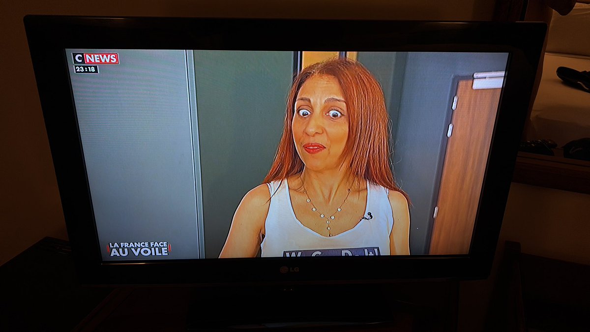 Je suis au Maroc tranquille en vacance , grosse journée , j’allume la télé pour me détendre et la !!
<a href="/CNEWS/">CNEWS</a> la France face au voile !
Je veux mourir !!!! Bande de fdp