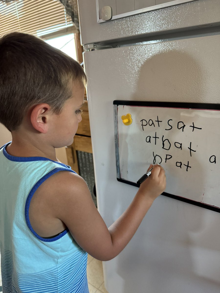 christinajhenke's tweet image. Practicing for his spelling test! ✏️📓
He wasn’t too thrilled when I made him erase and rewrite his letters the right way… guess that’s what happens when your Auntie is a teacher! 😂💁🏻‍♀️🍎
#spellingtest #firstgrader #Teachersof𝕏