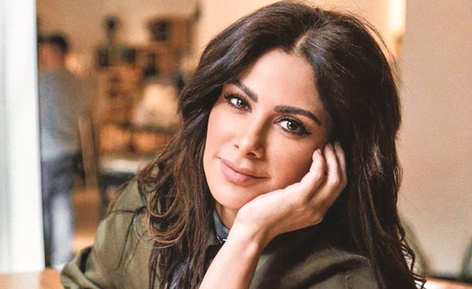 صبا مبارك في شوارع القاهرة 