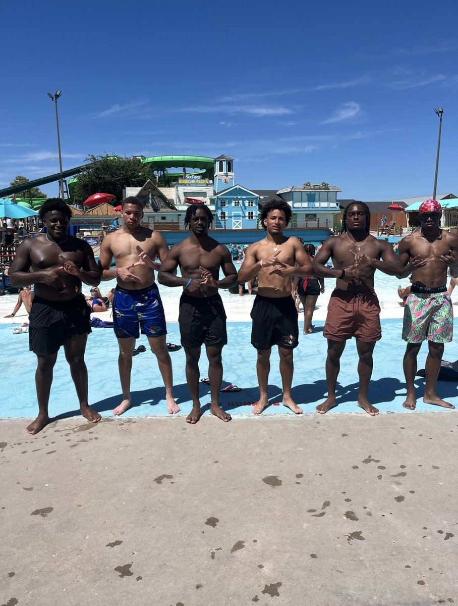 First week of camp☑️
Afternoon water park trip☑️

#BoltsUp⚡️
