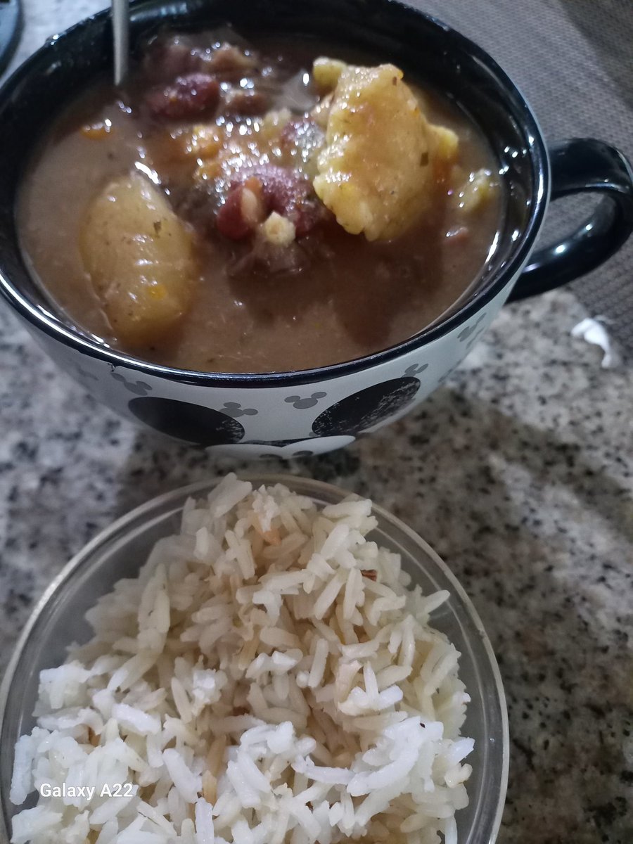 bcsarmiento's tweet photo. Sigue callendo el agua.... ya tomaron su sopa pal alma???
Como dirían en mi tierra... "no long watta sup fa me neva"
Siempre espesa y con dumplin.... 🤣🤣🤣🤣
#lluvia #súpersábadosopero #lahumilde #guialdelton #likiguial https://t.co/3EX3SP3hH2