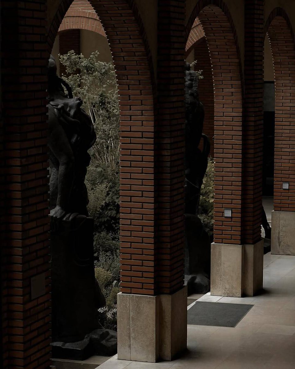 Autumn 🤎 Dark Academia 
By myphotography_com