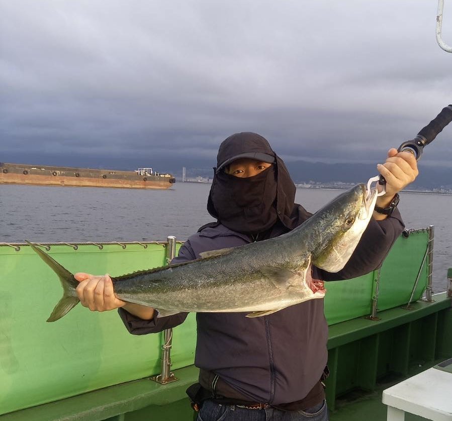 おはようございます🌞
今日一発目の釣果報告はブリ８６センチから😍
メタルバイブの一撃！！嬉しい報告から始まりましたよ🎵