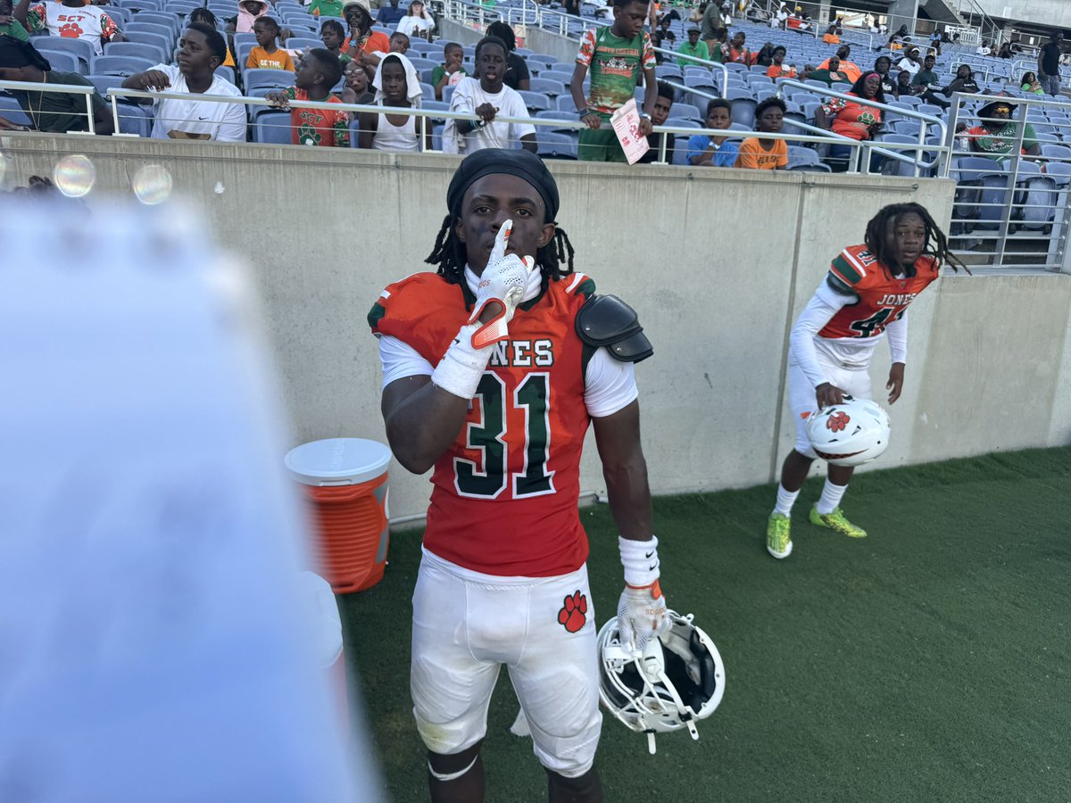 #Jones open the second half of forcing a #Seminole fumble and it’s recovered by Aveon Emmanuel … running clock in the second half with Jones’s leading 42-0