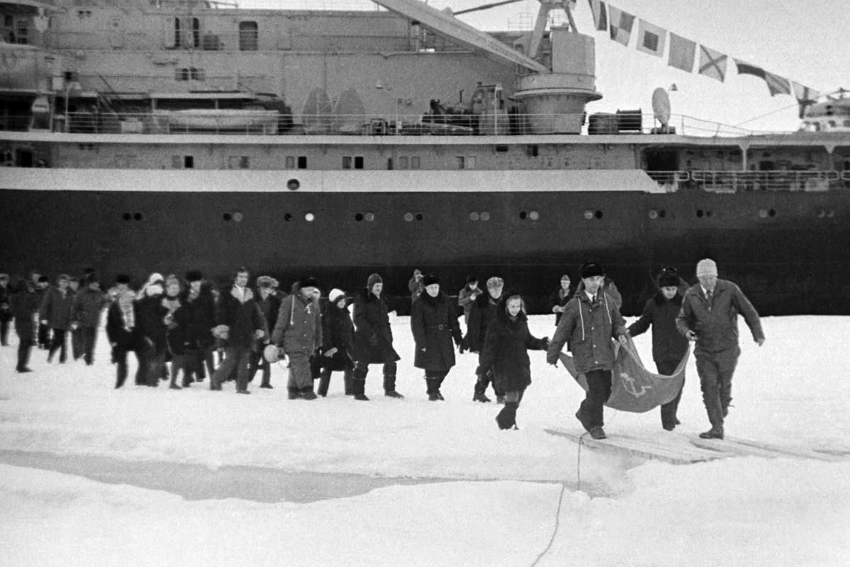 Russia's tweet image. ⚓️ #OTD in 1977, Soviet nuclear icebreaker #Arktika became the 1st surface vessel to reach #NorthPole, proving year-round Arctic navigation is possible

🟥 The crew placed the Soviet flag on 1914 #Sedov expedition flagpole, honouring the explorer who perished en route to the pole