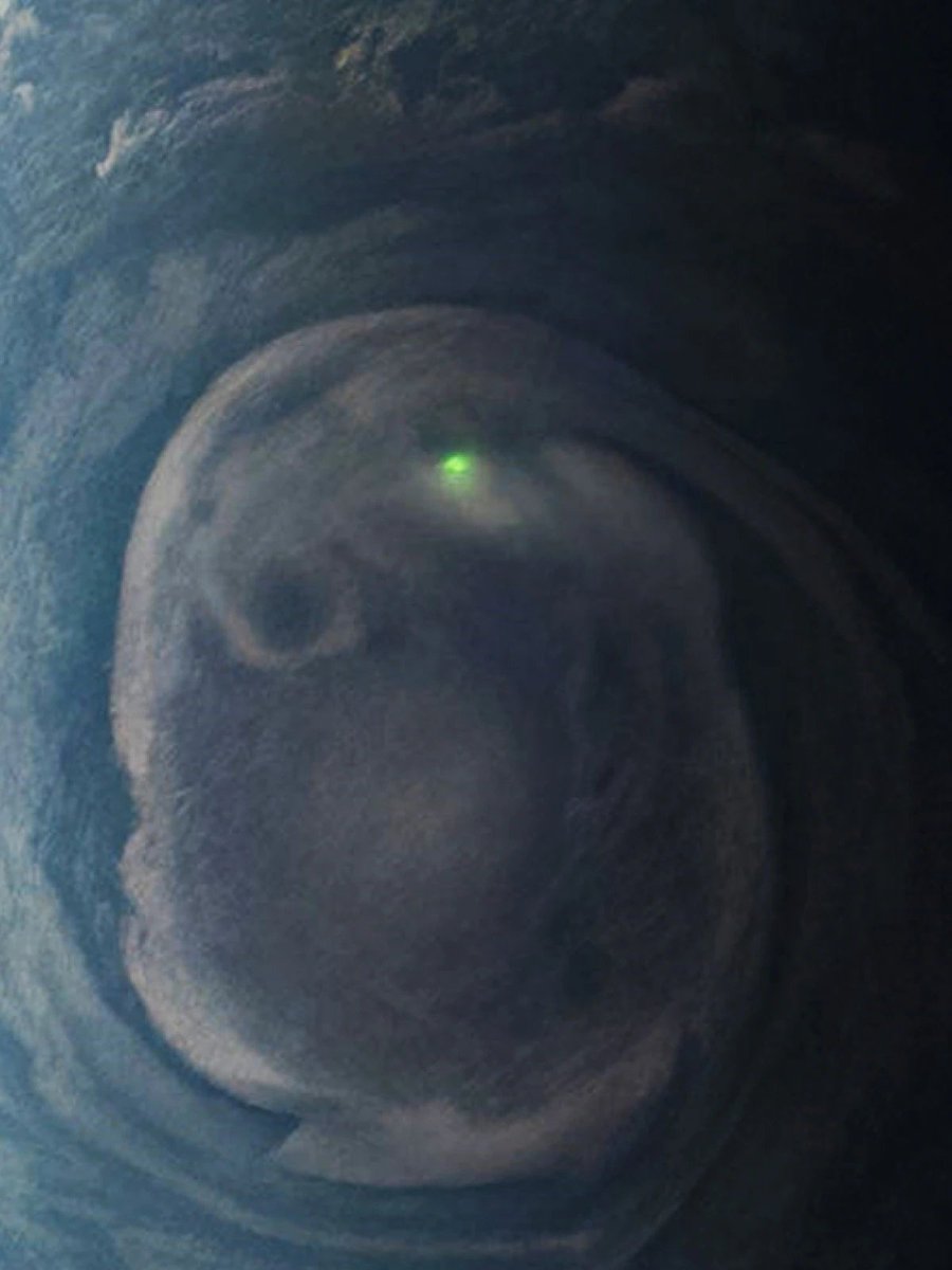 🚨: Strange green lightning flashes across Jupiter’s North Pole, caught by Juno!
