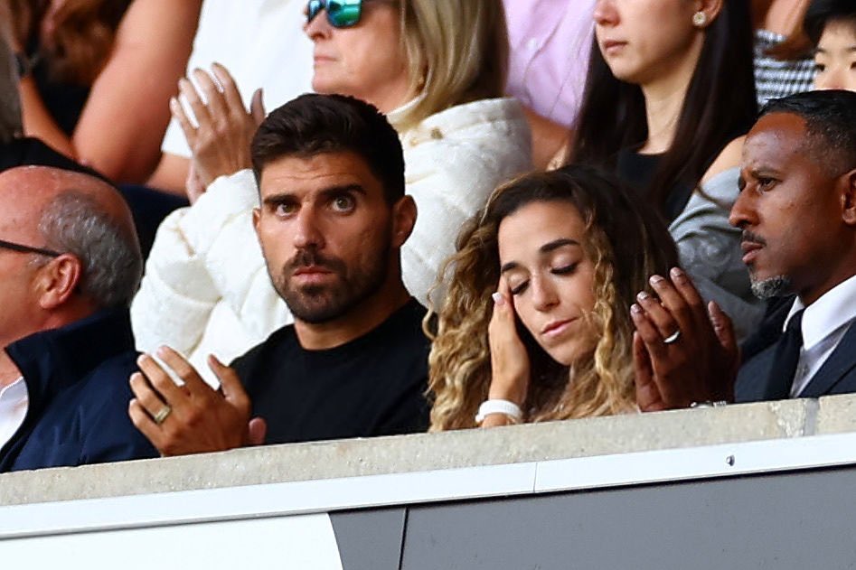 Rappelez-vous : il avait traversé l'Atlantique depuis Miami vers le Portugal, moins de 12 heures après avoir joué avec son club pour assister aux funérailles de son ami Diogo Jota. 🕊️🇵🇹

Aujourd’hui, Rúben Neves s'est présenté aux côtés de Rute Cardoso, la veuve de l’ancien