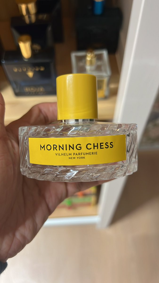 عيال فيه واحد نزل تغريده 
نسيت منهو يقول 
وش العطر اللي ماراح تكررهه .. 
الزبده ان الجواب بسم الله الرحمن الرحيم 
الاجابة الاولى : عطر مورنق شيس . 
الافتتاحية جمييلة وخذلك عطر بس القاعده تحوم كبدك .. حاده وغير مستصاغه .