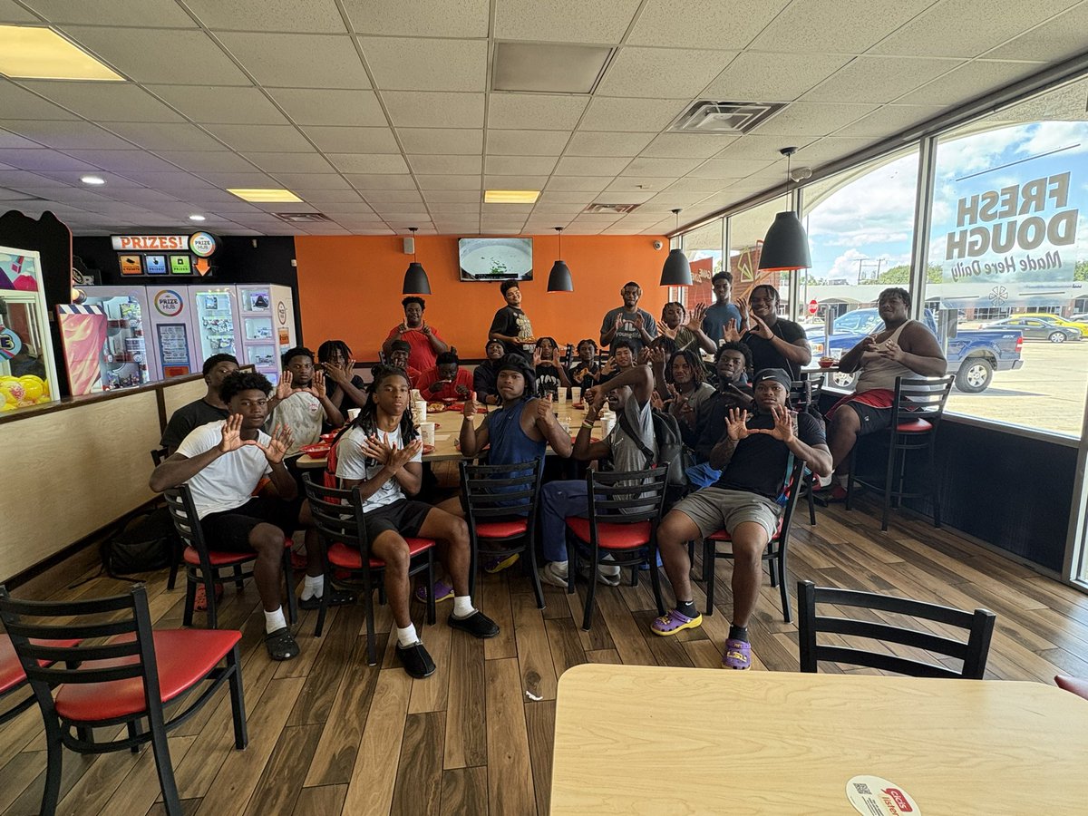 De'anthony Wright (@deanthonyw52) on Twitter photo After a good practice, we went out to eat as a team for some bonding. #skylineU <a href="/SKYLINEfb/">Skyline Football</a> <a href="/jrg1911/">JASON GARRETT | HC</a> <a href="/DareceRoberson/">Coach Roberson</a> After a good practice, we went out to eat as a team for some bonding. #skylineU <a href="/SKYLINEfb/">Skyline Football</a> <a href="/jrg1911/">JASON GARRETT | HC</a> <a href="/DareceRoberson/">Coach Roberson</a>