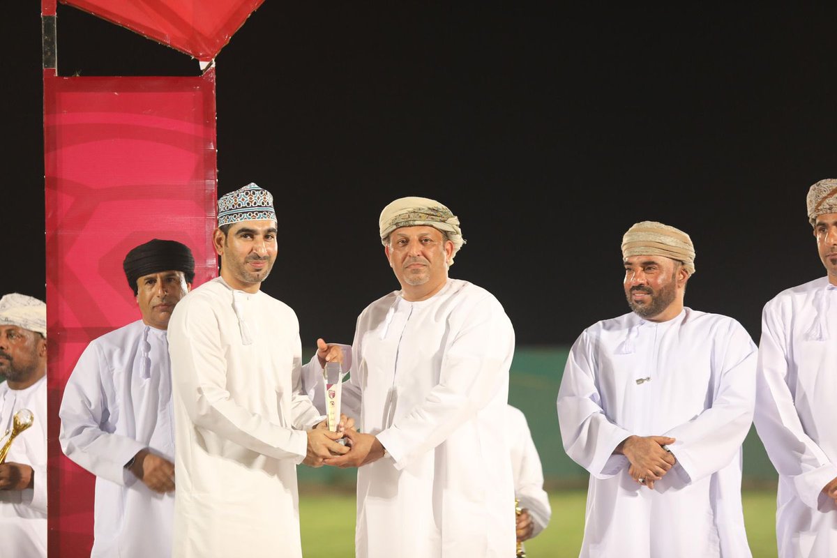 ياسر السلماني من فريق المسفاة يتوَّج بجائزة أفضل إداري في دوري الدرجة الأولى بنادي الرستاق 2025م، تقديرًا لجهوده المتميزة وإدارته الموفقة للفريق. 👏📋