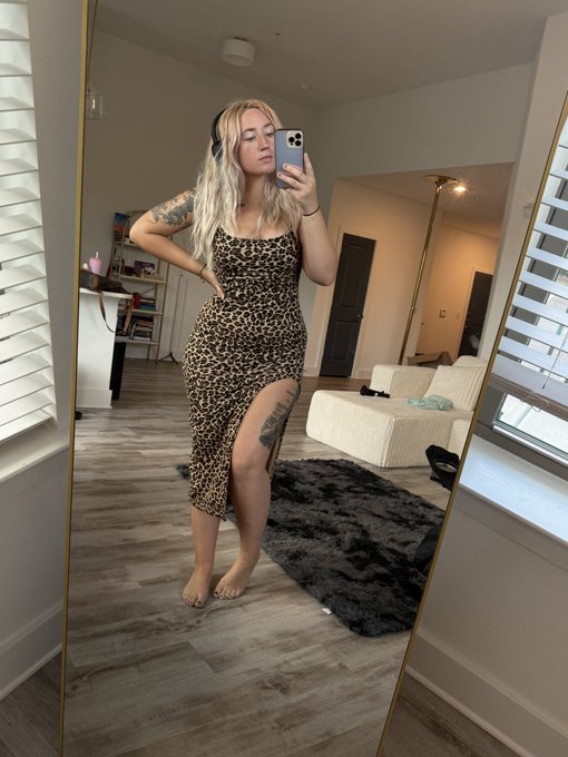 Watch Thalia Lynn 🦋's leaked NSFW photo on TwXstars