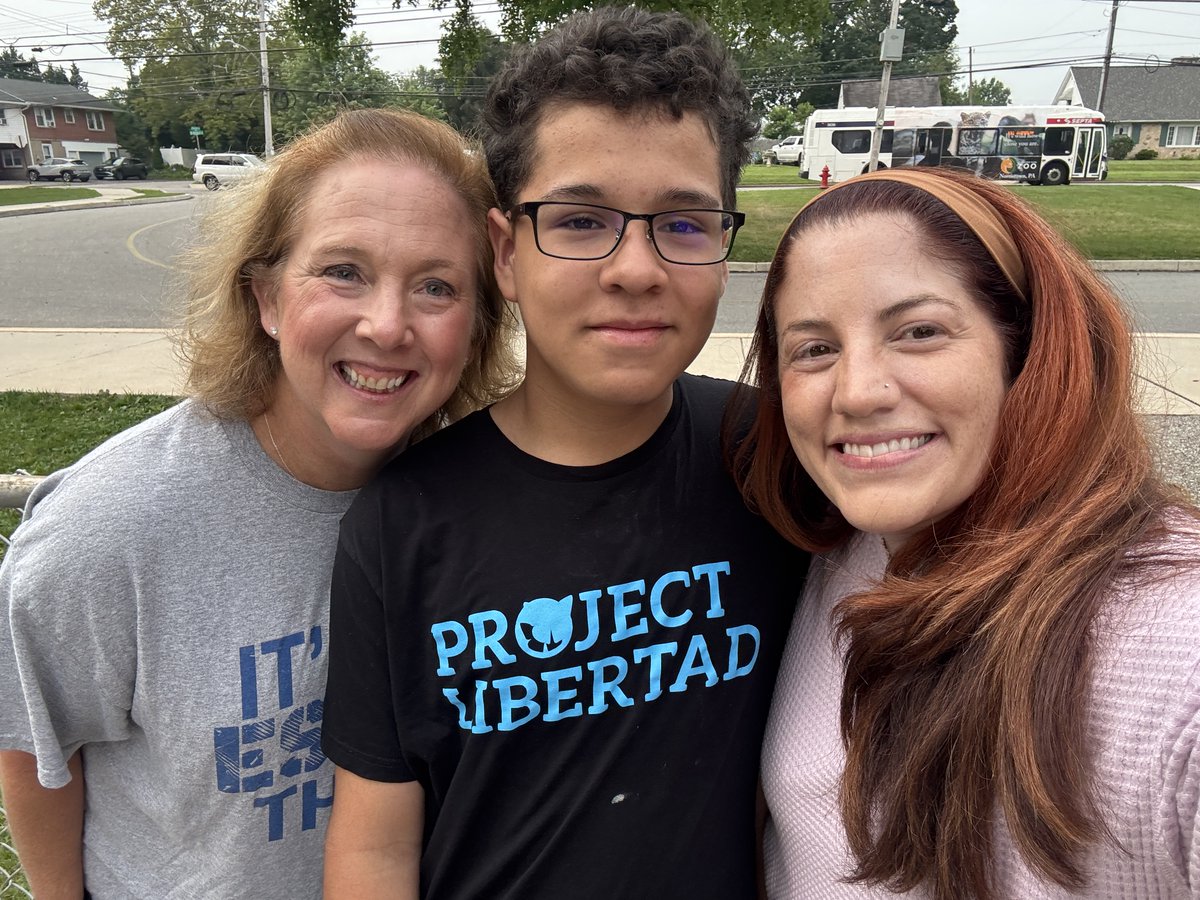 Every student deserves a chance to thrive. This fall, you can help immigrant &amp; refugee youth succeed in school:
✨ Tutor
✨ Mentor
✨ Support their journey

1 hour a week = a lifetime of impact. 💜
📌 Sign up: projectlibertad.org/volunteer