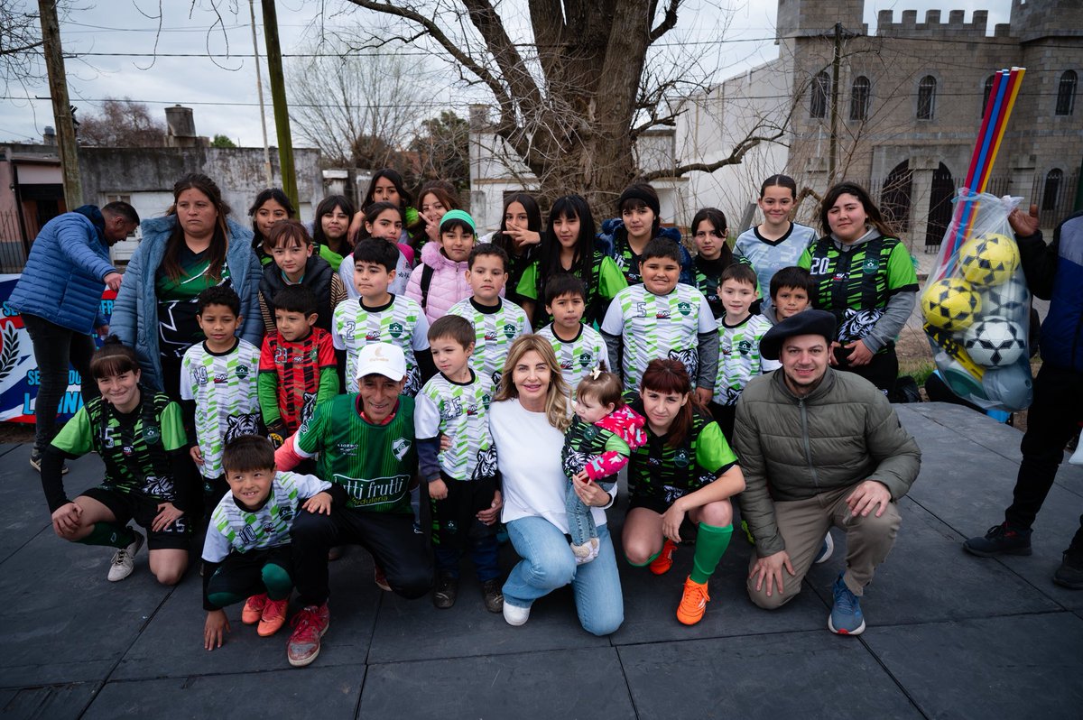 Marisa Fassi (@marisafassi) on Twitter photo Hoy estuvimos en la cancha Sarmiento, disfrutando del Torneo Relámpago junto a Ismael “Pelé” Giacobino, chicos y chicas de distintos clubes de Cañuelas.
Por eso vamos a seguir estando cerca, acompañando estos torneos para que sigan creciendo.
#SiempreCañuelas ⚽❤️ Hoy estuvimos en la cancha Sarmiento, disfrutando del Torneo Relámpago junto a Ismael “Pelé” Giacobino, chicos y chicas de distintos clubes de Cañuelas.
Por eso vamos a seguir estando cerca, acompañando estos torneos para que sigan creciendo.
#SiempreCañuelas ⚽❤️