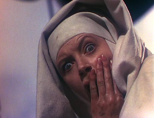 - Clo, hiç buradan gitmeyi arzu etmiyor musun?
- Hayır, buradan gitmek istemiyorum. Kalan hayatım boyunca burada, böylece kalmak istiyorum.

Black Narcissus