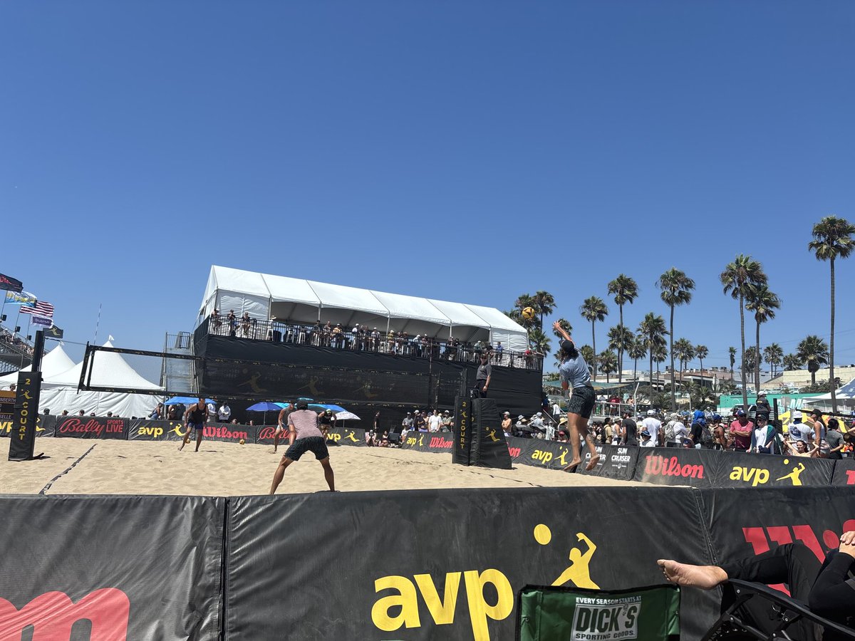 Manhatten Beach ⁦<a href="/avpbeach/">AVP</a>⁩ watching ⁦<a href="/TreePen18/">Tyler Penberthy</a>⁩