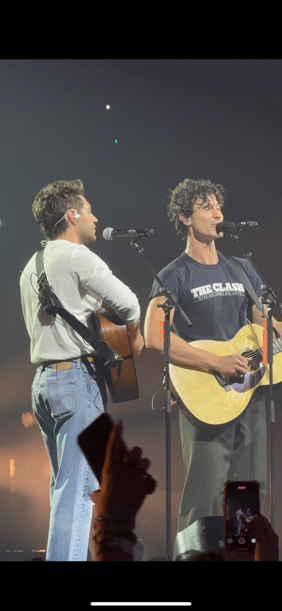 OT5loveupdate's tweet image. 🧡| Niall and Shawn up on stage in London tonight 🎤✨

#NiallHoran #ShawnMendes #ThisTown #NH4 @NiallOfficial @ShawnMendes 

📸 niallernroses