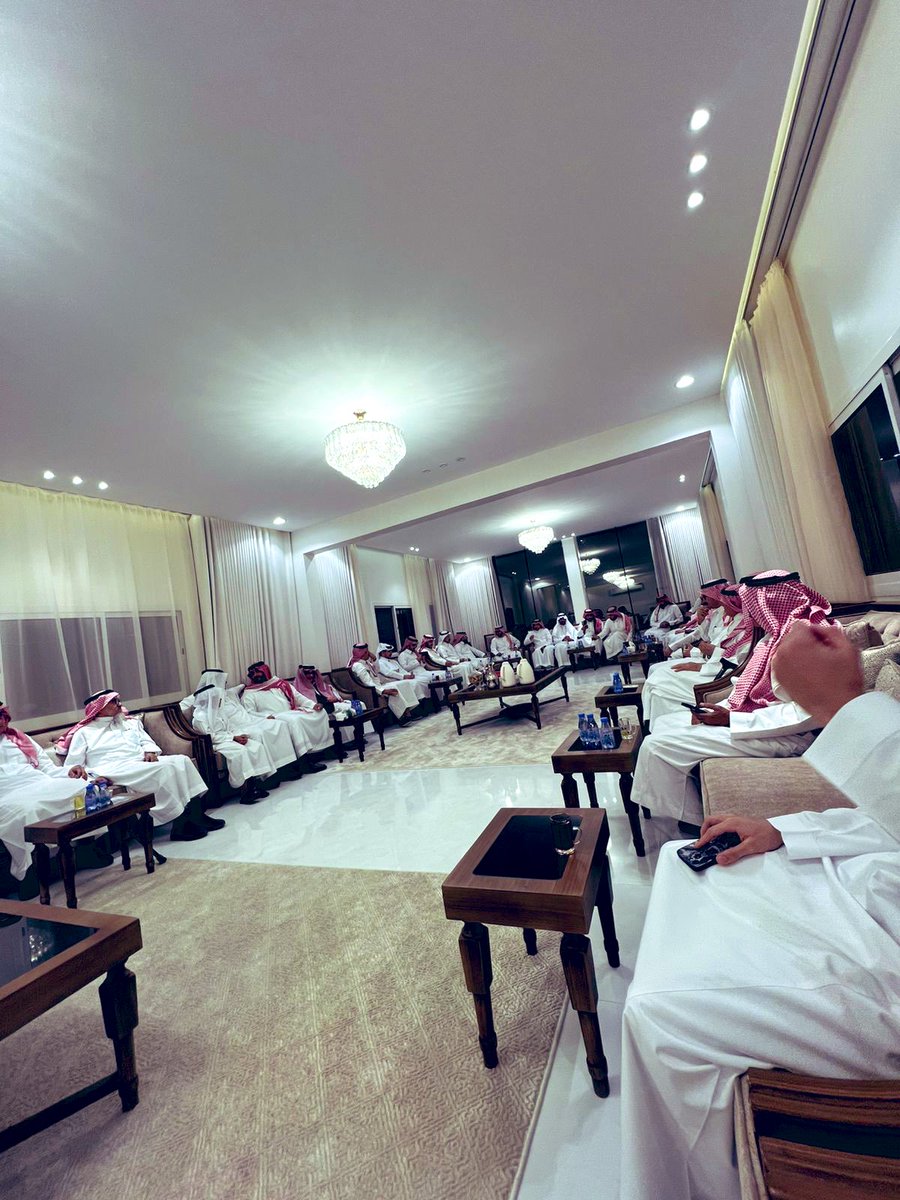 ما أبهى القرية حين تحتضن الأهل والأصحاب 💫.. ليلة بهيّة في #ذم_سنوم مع الوالد والعائلة والزملاء 🌿

#أبها