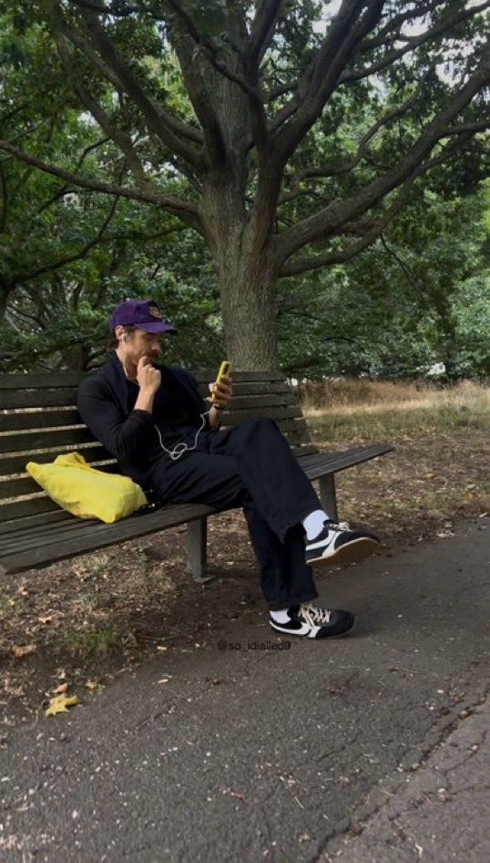 acervolarrybr's tweet image. levanta um dedo se o seu telefone sente falta daquela ligação mas um dia você percebeu que ele não vai ligar pra dizer que sente sua falta e desde então você não consegue ficar dentro de casa pq cada cômodo te lembra ele e então você sai na rua todos os dias e finge q ta tudo bem