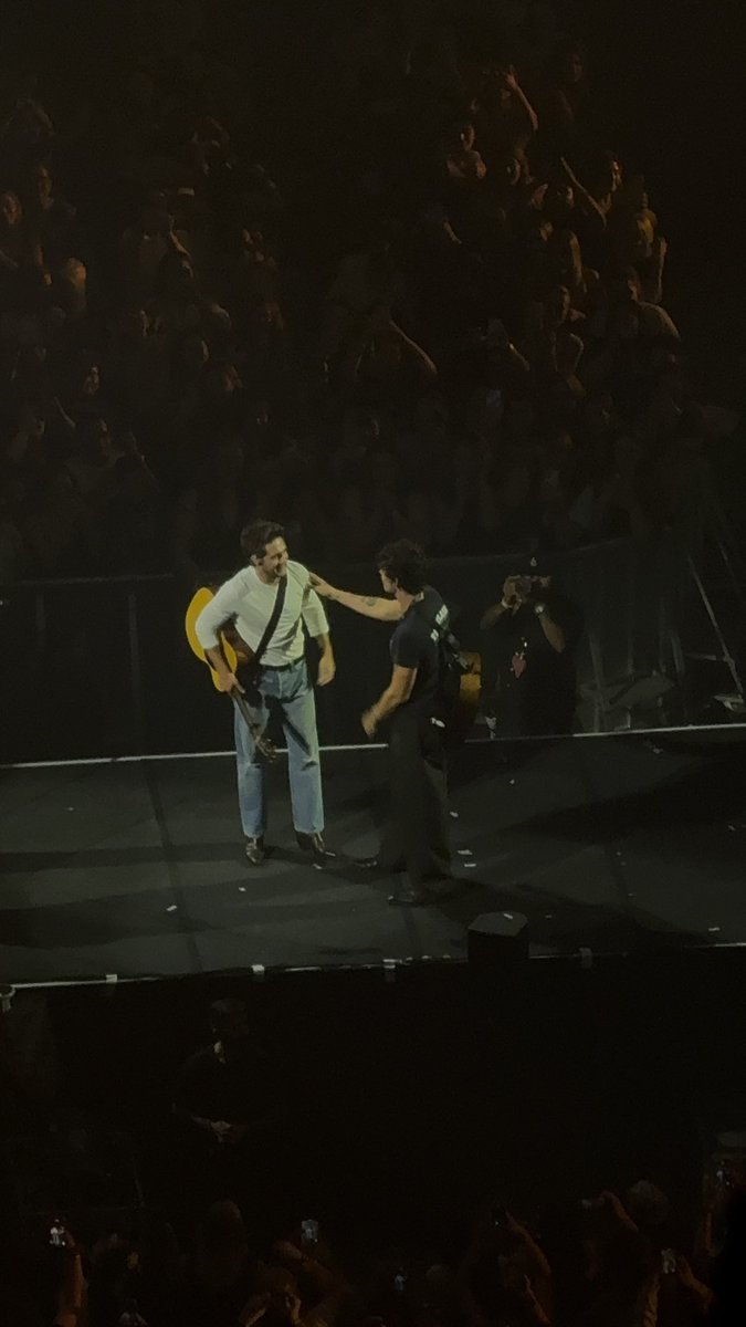 http_Jess63's tweet photo. NIALL WHAT ARE YOU DOING HERE https://t.co/JlmOWvn4LB